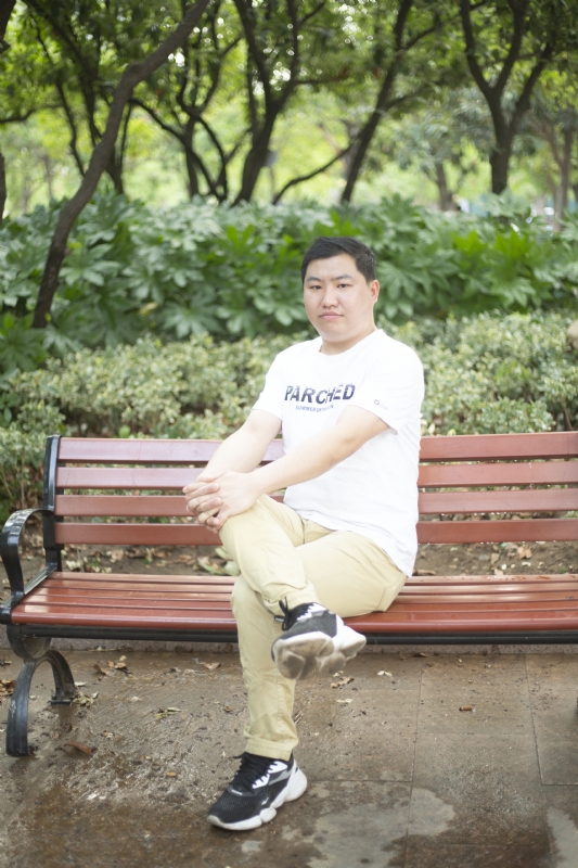 抱着鱼睡觉的猫的第一张照片--合肥相亲服务中心